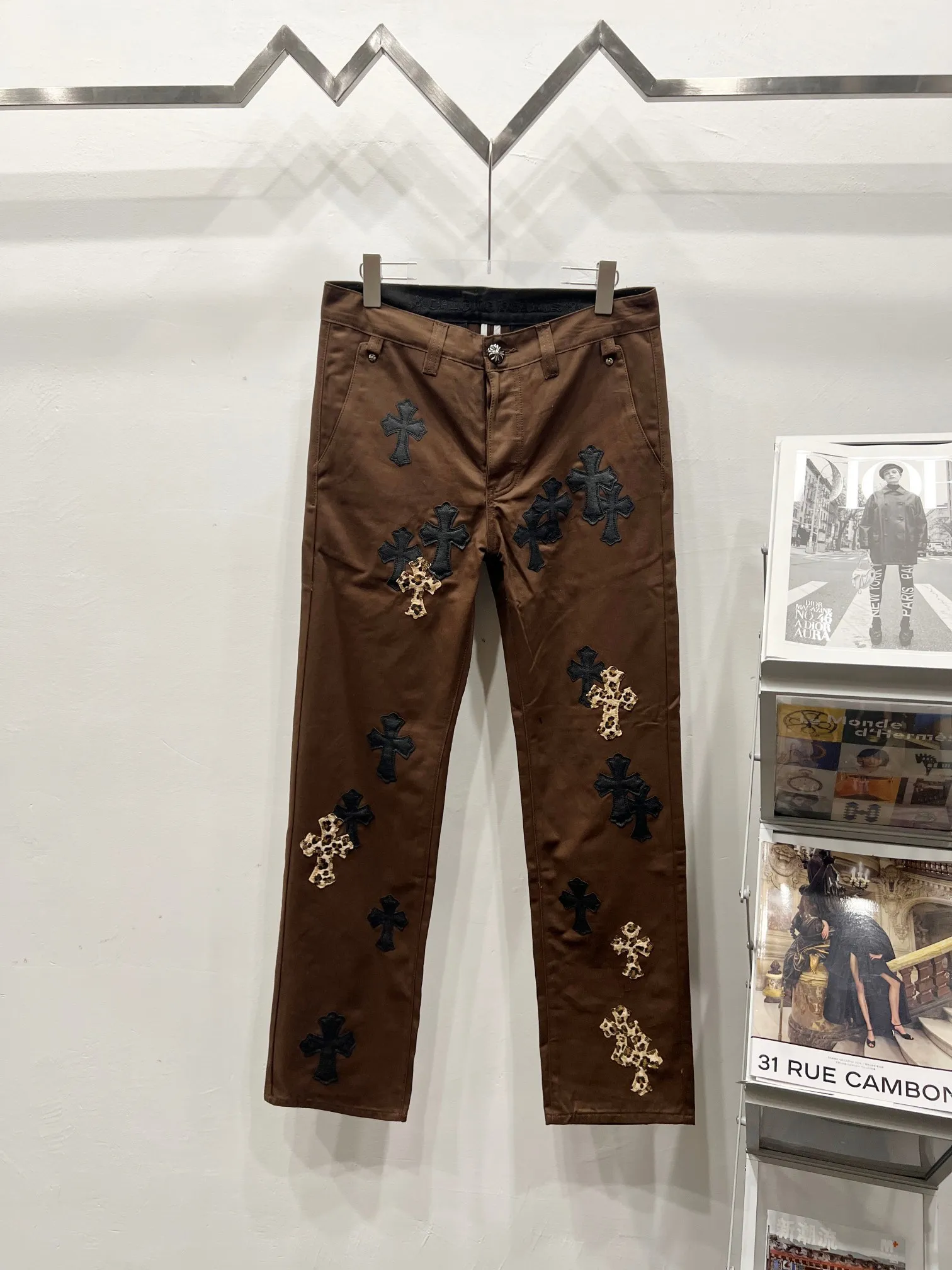 P260 Style No.: (c046) ChromeHearts & ChromeHearts brown casual pants and jeans, original hardware accessories, washed and other hanging tags, QR code analysis is from the original factory, high degree of restoration, you are welcome to compare the products~ Three-dimensional version Loose and comfortable, not picky about the figure, taller and slimmer, factory Seiko, original quality control, same style for men and women, can be matched with couples, versatile recommendation, must-have jeans for all seasons, fashionable people have been disappointed From the quality selection of fabrics, the tailoring of details, and the matching of patterns, everything is impeccable! The upper body is so handsome when worn...it can be easily worn by men, women and children! The craftsmanship is made of heavy-duty washed pure cotton denim fabric. After washing, it is soft and thick and looks very stylish when worn. Size: 28, 30, 32, 34, 36 (S-XXL) Color: Brown